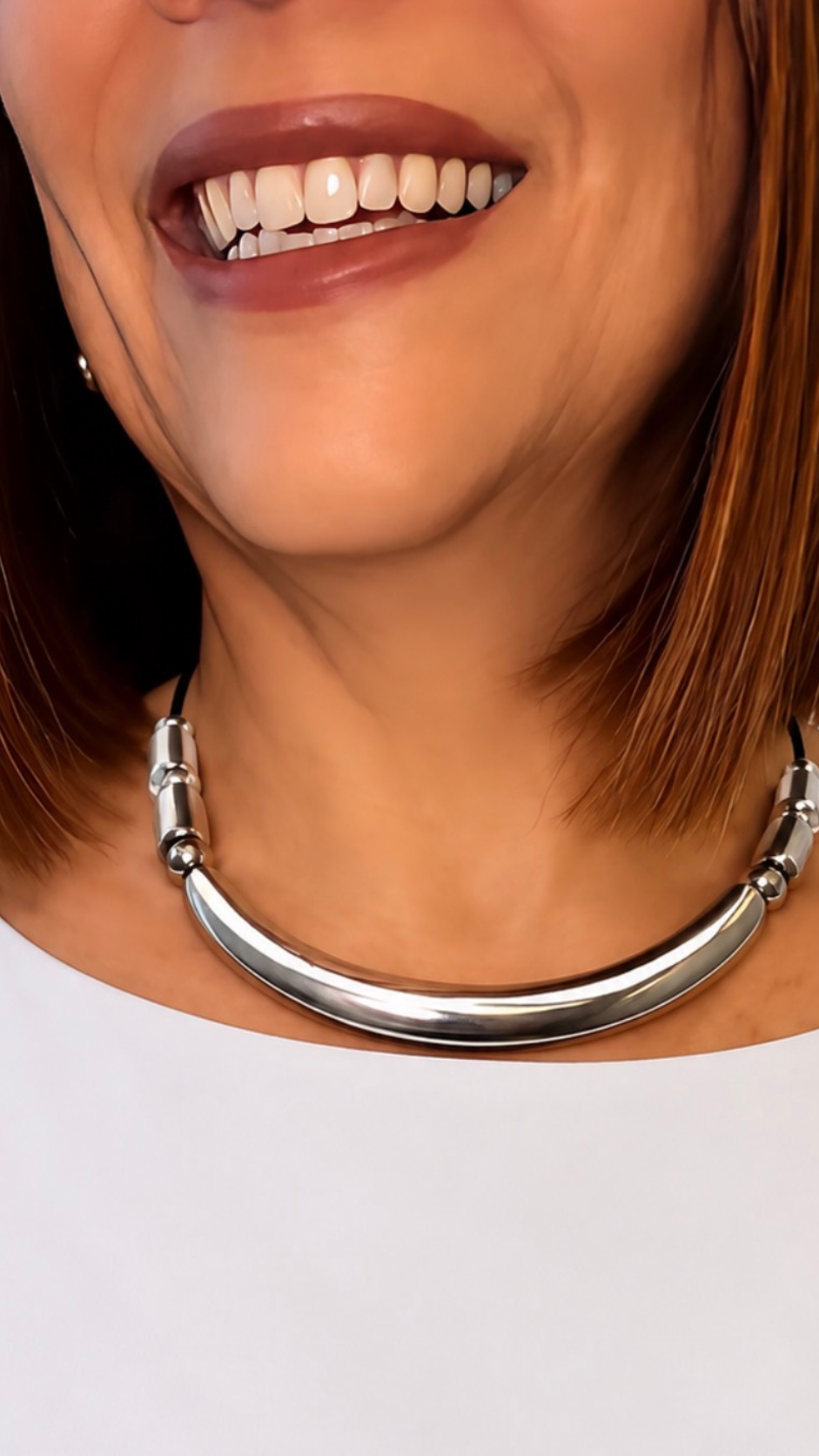 Vestopazzo 4 Cylinder Rigid Necklace – Close-up of smiling woman wearing bold silver curved bar necklace with white top | Místika Style