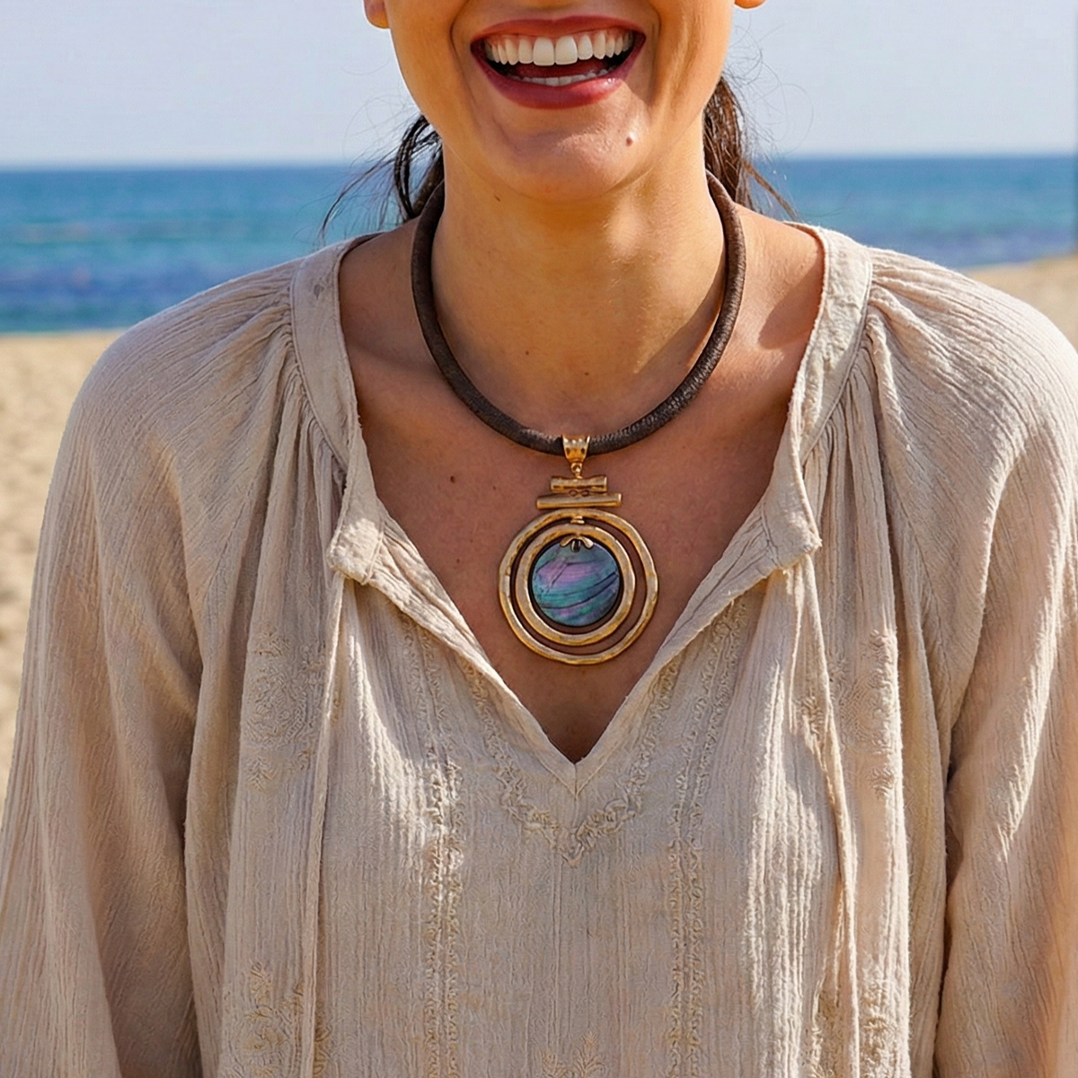MÍSTIKA MOTHER OF PEARL COLLAR NECKLACE