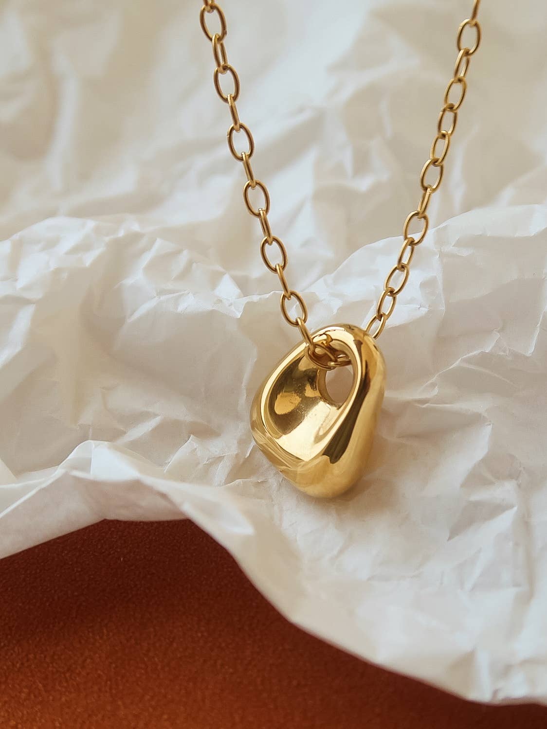 MÍSTIKA SCULPTED GOLD PENDANT NECKLACE