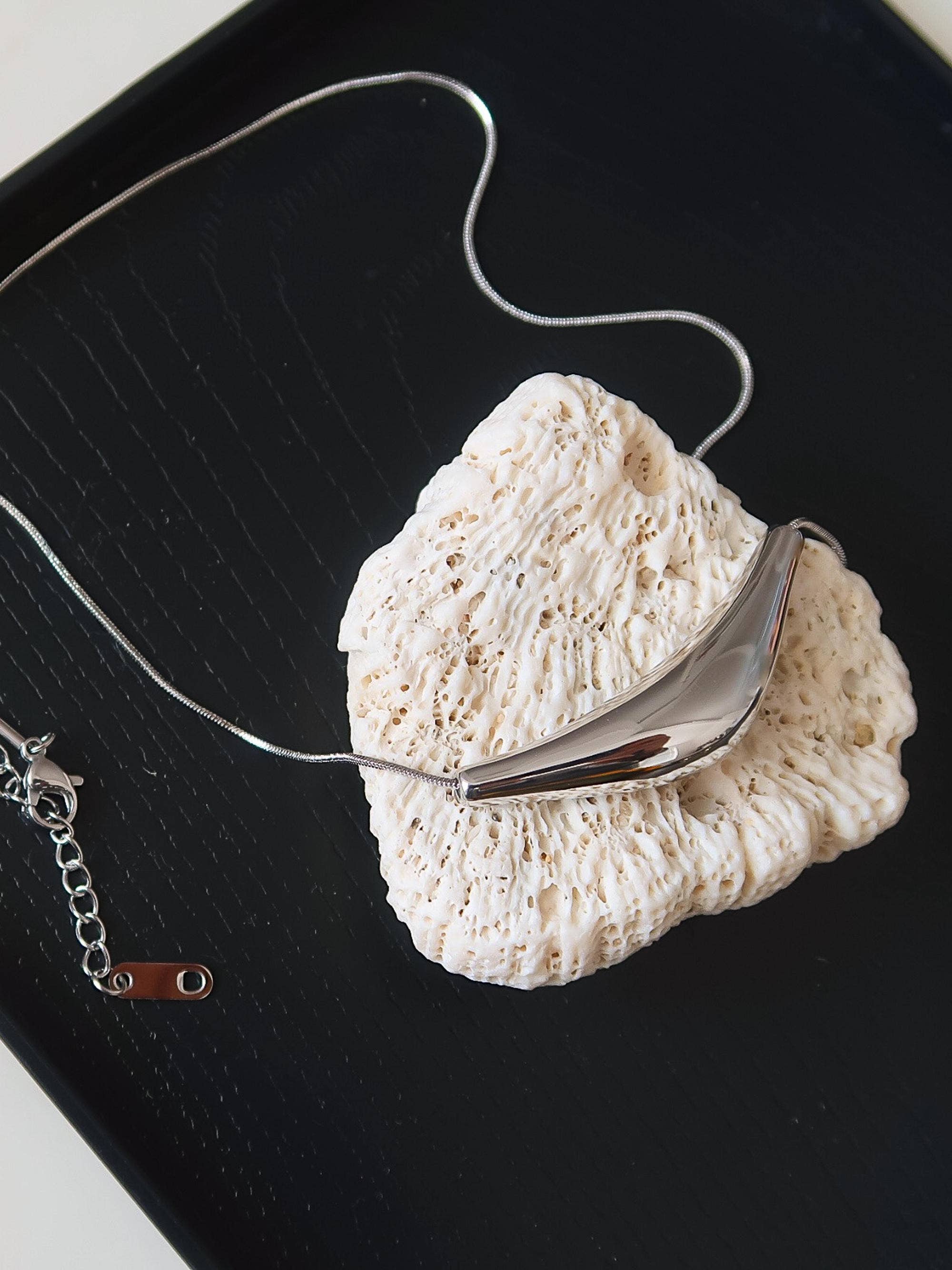 Cendre 18K Gold Non-Tarnish Curve Sweater Necklace: Yellow Gold
