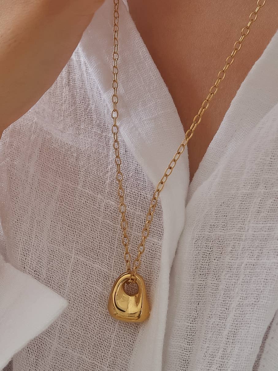 MÍSTIKA SCULPTED GOLD PENDANT NECKLACE