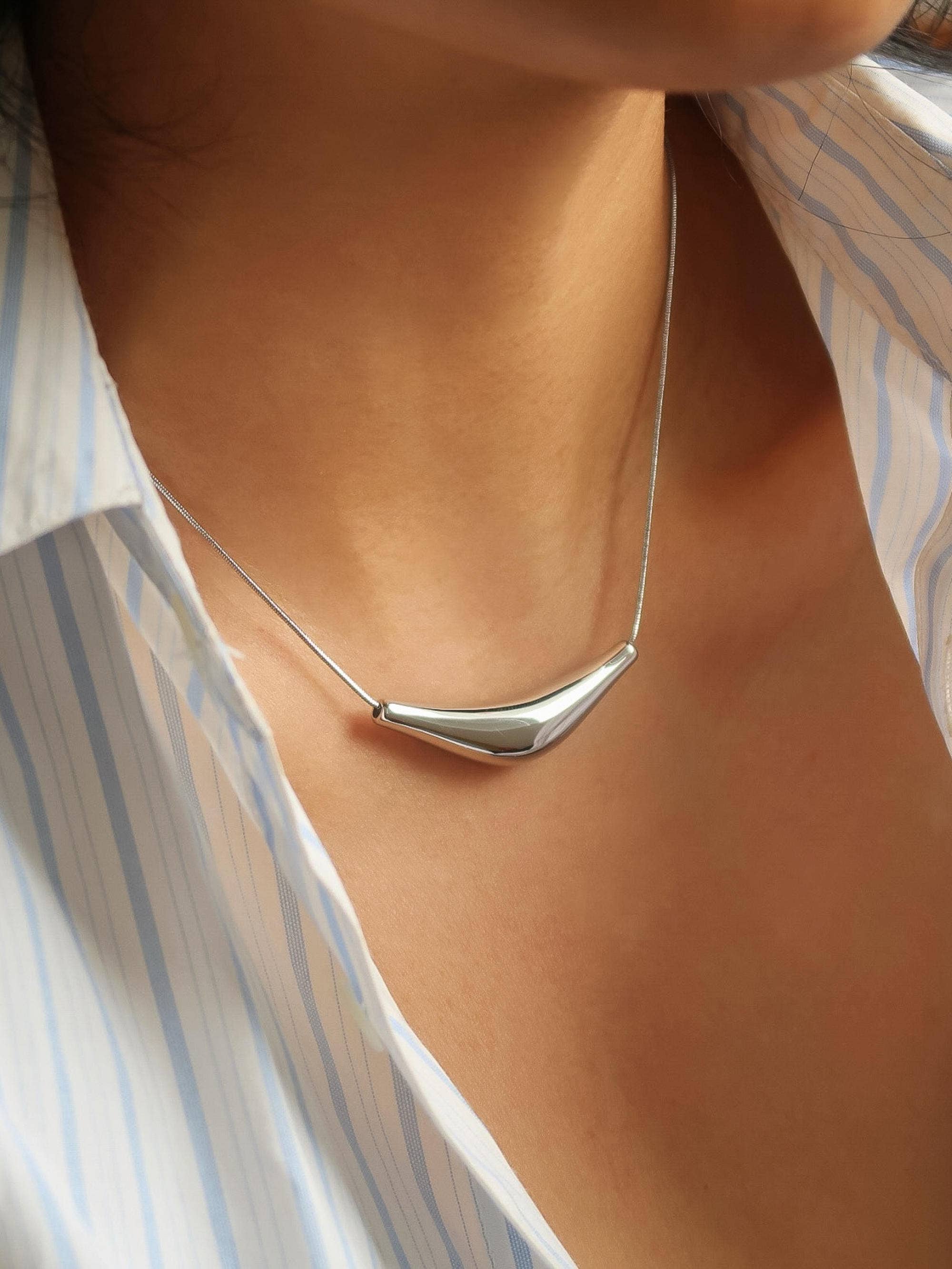 Cendre 18K Gold Non-Tarnish Curve Sweater Necklace: Silver