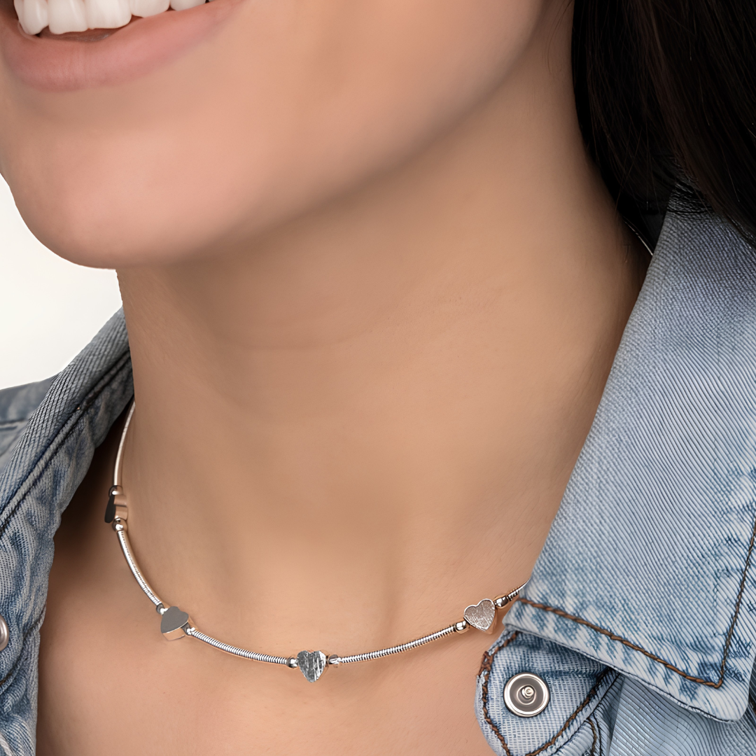 Vestopazzo Hearts Choker Necklace – Smiling woman wearing silver snake chain choker with heart charms and denim jacket | Místika Style

