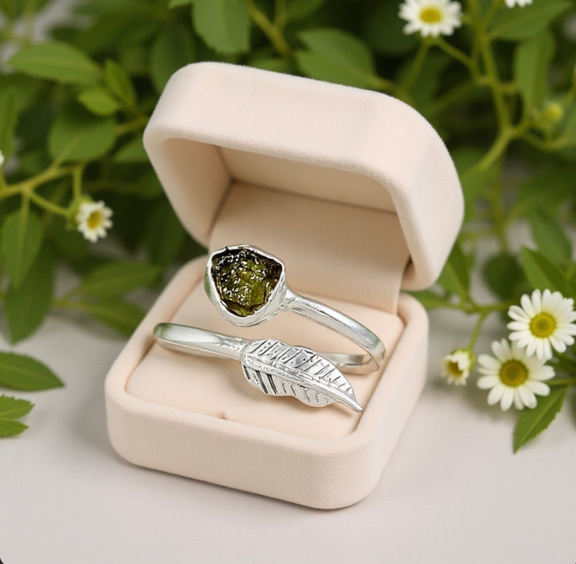 MÍSTIKA 925  MOLDAVITE LEAF RING