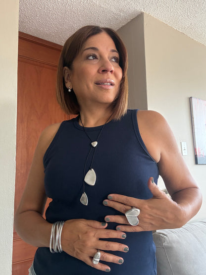 Vestopazzo Lariat Necklace – Woman wearing long silver lariat necklace with navy blue sleeveless top and silver bangle bracelet | Místika Style