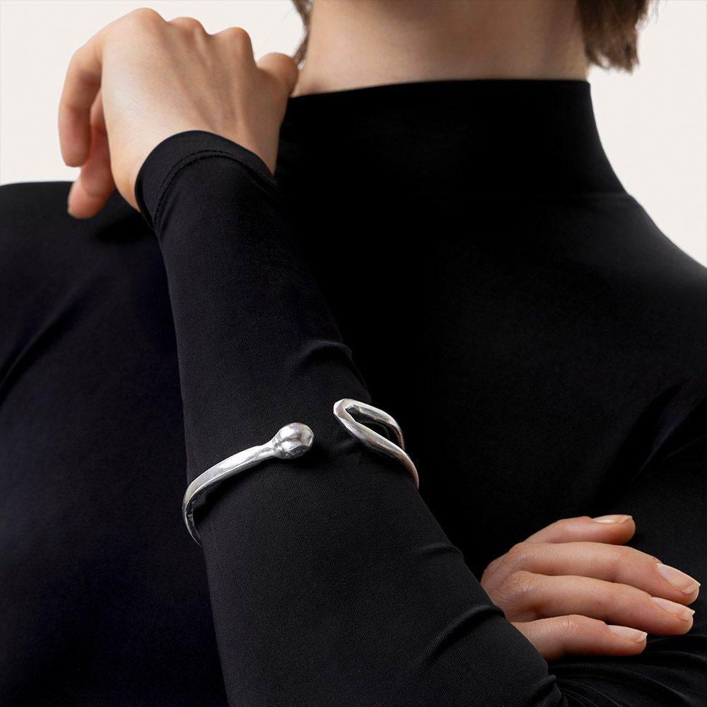 VESTOPAZZO TEARDROP OPEN BANGLE