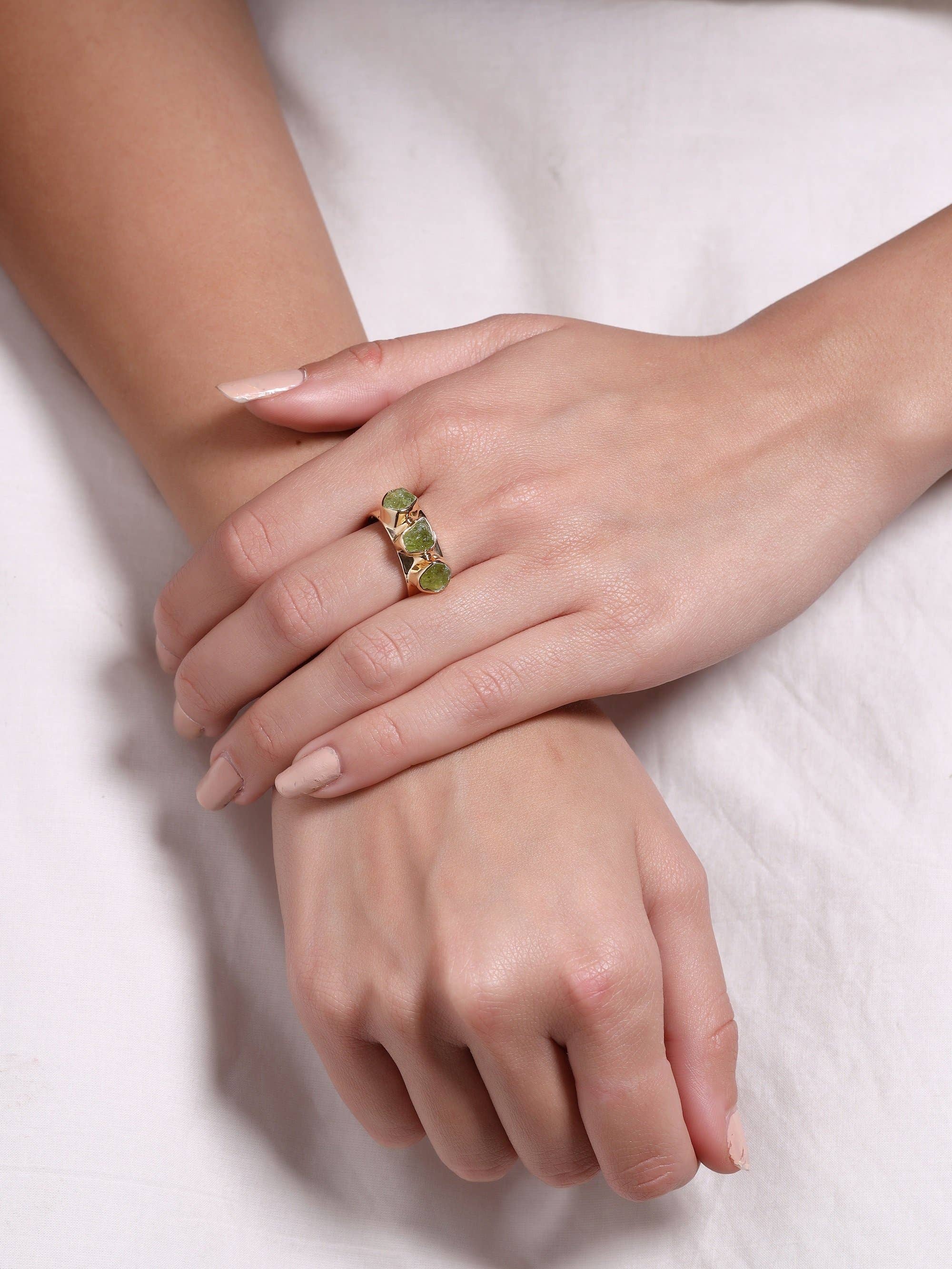 MÍSTIKA RAW PERIDOT THREE STONE RING