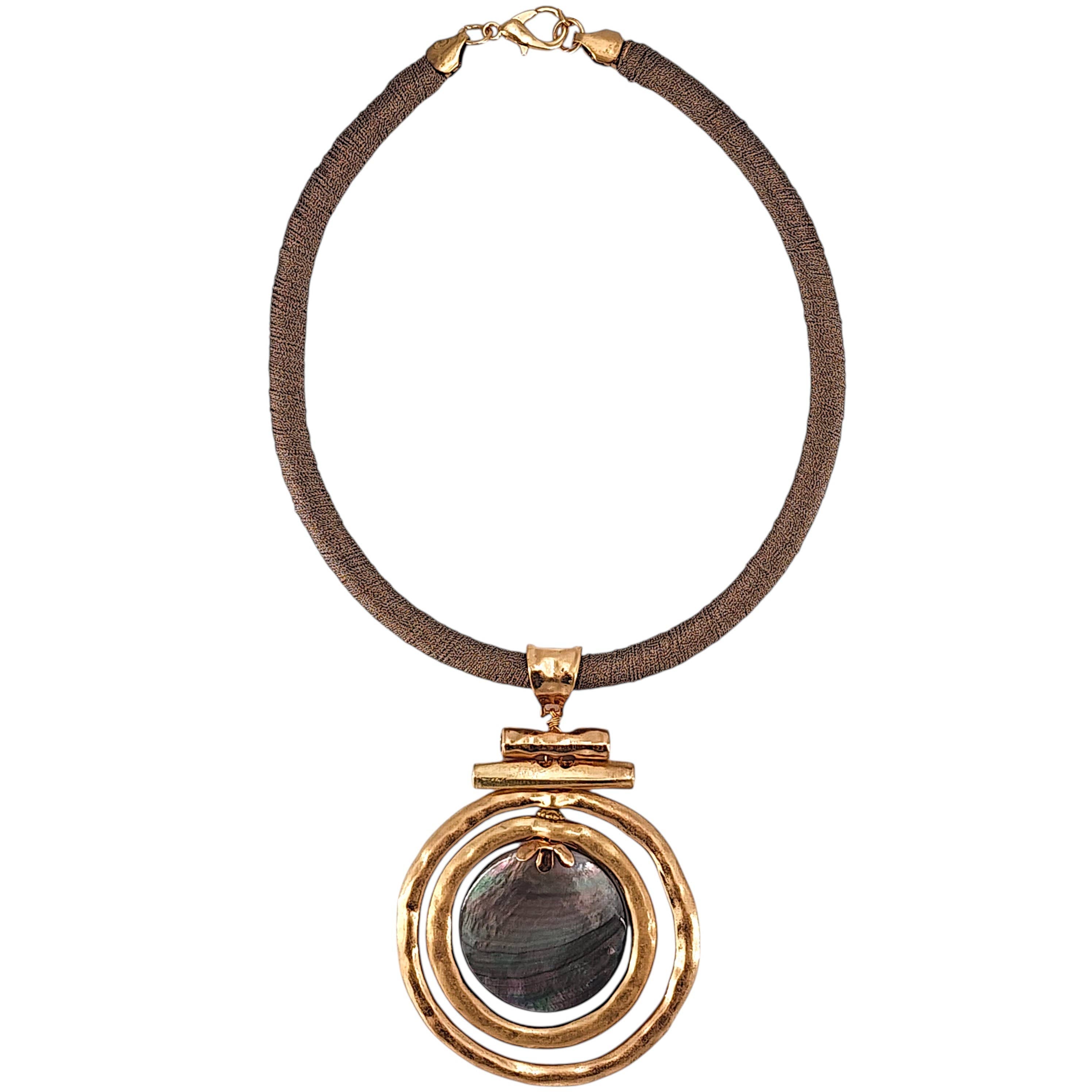 MÍSTIKA MOTHER OF PEARL COLLAR NECKLACE