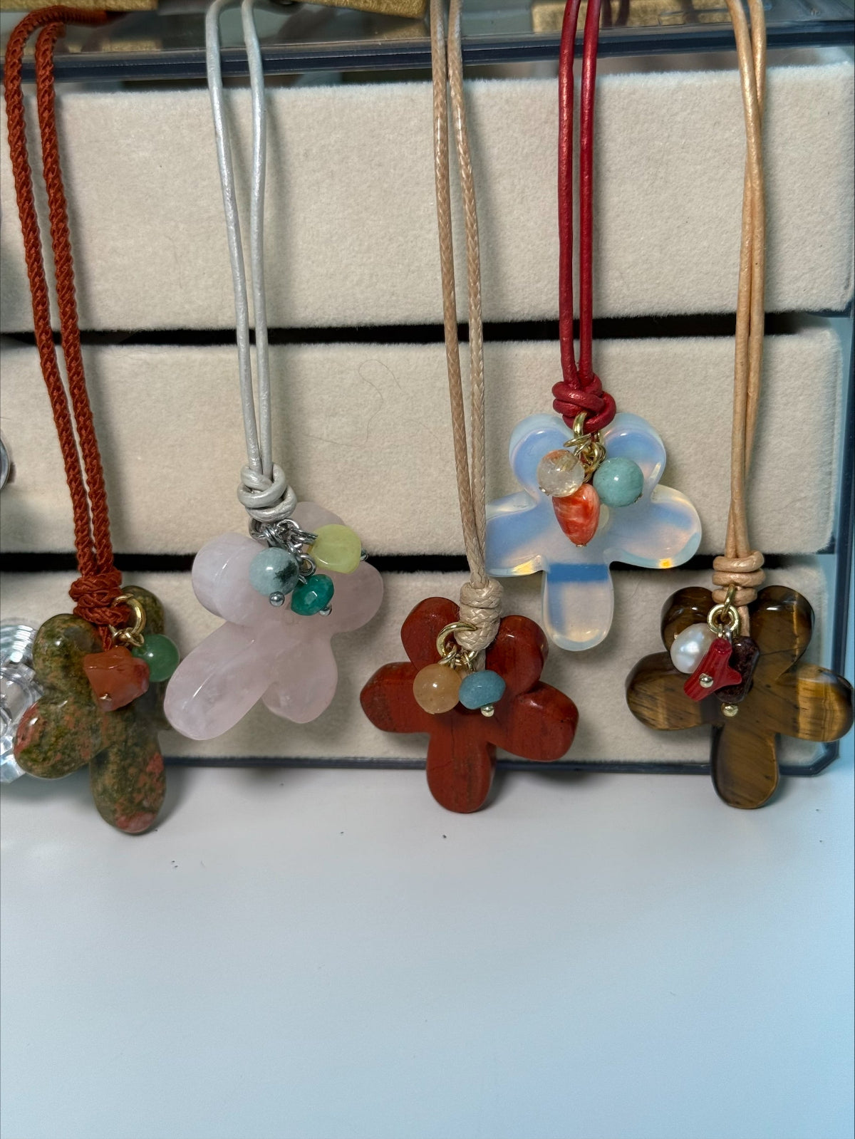 MÍSTIKA FLOWER GEMSTONES NECKLACES